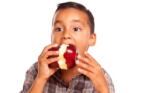 nino_comiendo_manzana