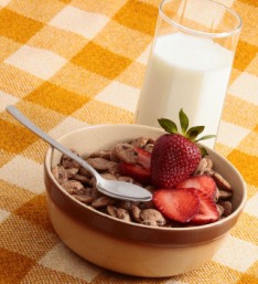 Cereal, leche y fruta. Esenciales en la dieta diaria
