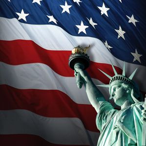 estatua de la liberta y bandera norteamericana