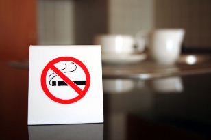 Es oficial: ¡Se prohíbe fumar cerca de restaurantes y otras áreas!