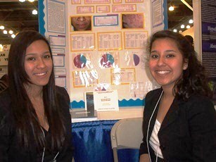 Brianna Bonilla y Nicole Bonilla (Central H.S.) estudiaron los efectos del acné