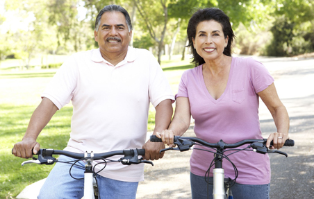 pareja de hispanos en bicicleta
