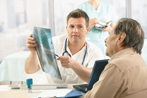 doctor con radiografia del paciente