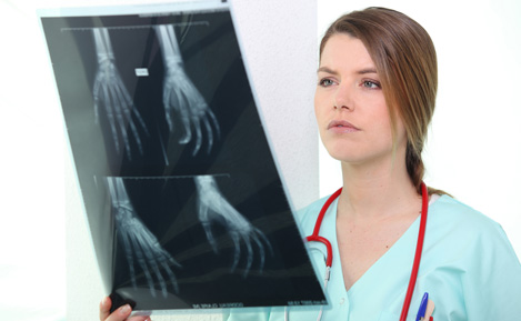 doctora con radiografias