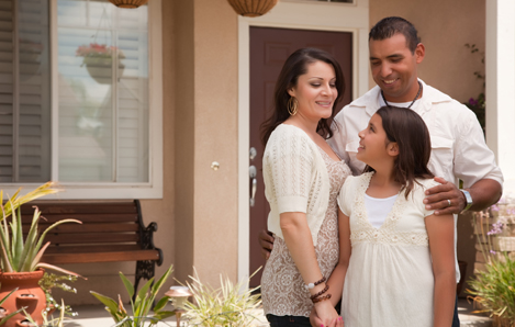seguros_de_vivienda familia frente a su casa