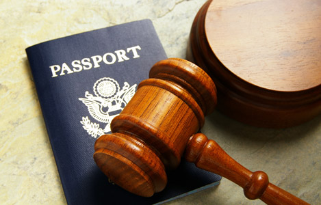 pasaporte con martillo de juez