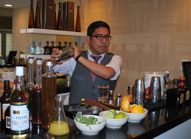Edwin Cruz preparando uno de sus conocidos cócteles de tequila