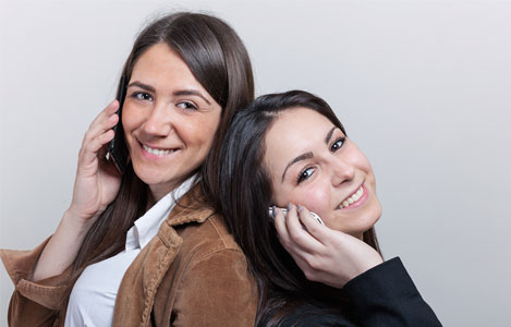 mujeres hablando por celular