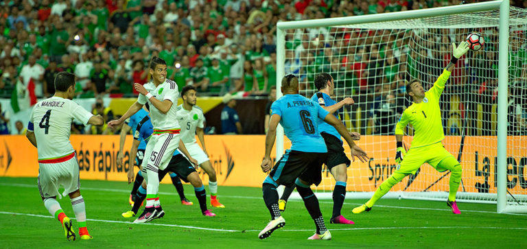 Uruguay metió la garra y México los goles