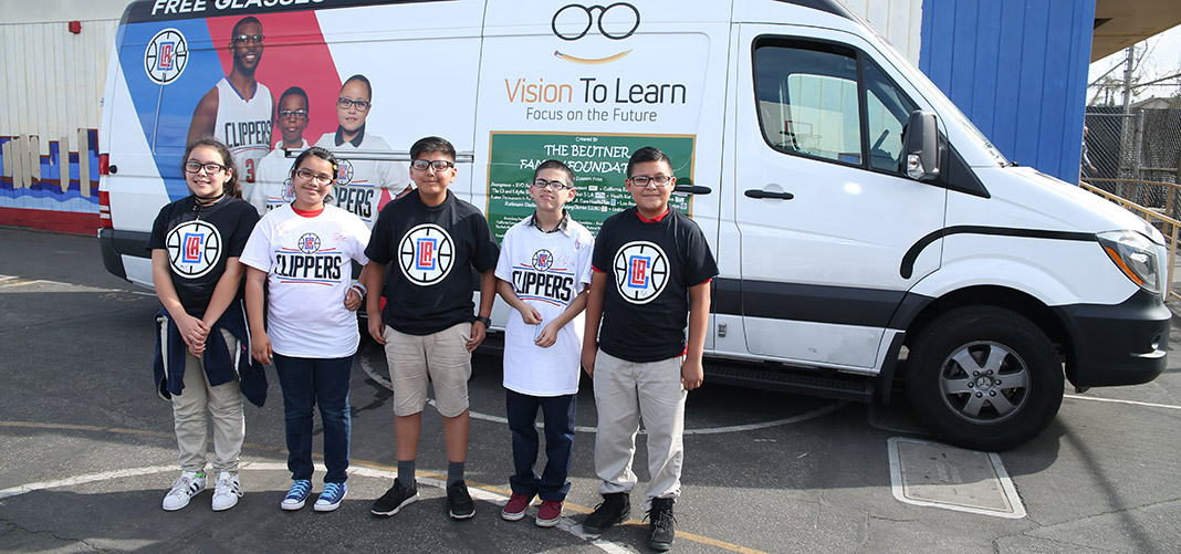 La Fundación de los LA Clippers regaló lentes a niños de Long Beach