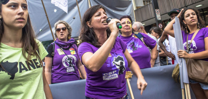 mujeres protestando