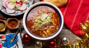 Pozole rojo de pollo con adornos navideños