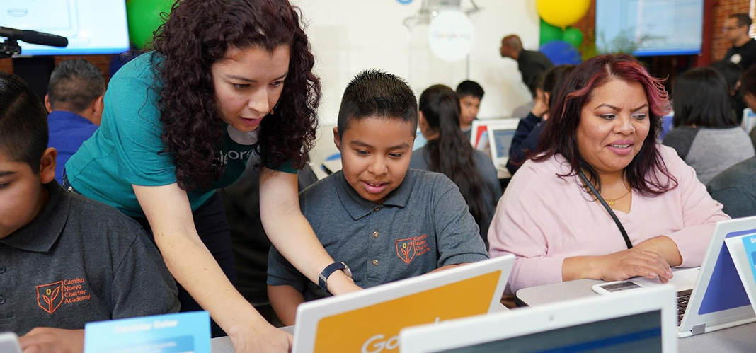 Más acceso a la educación tecnológica de los hispanos