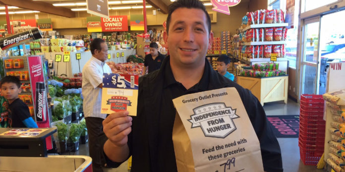 consumidor con su donacion de comida