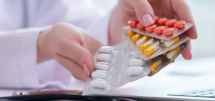 doctora con paquetes de pastillas