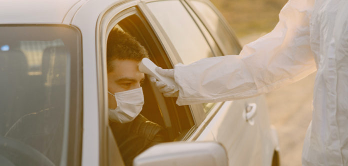 hombre recibiendo una inspeccion de temperatura