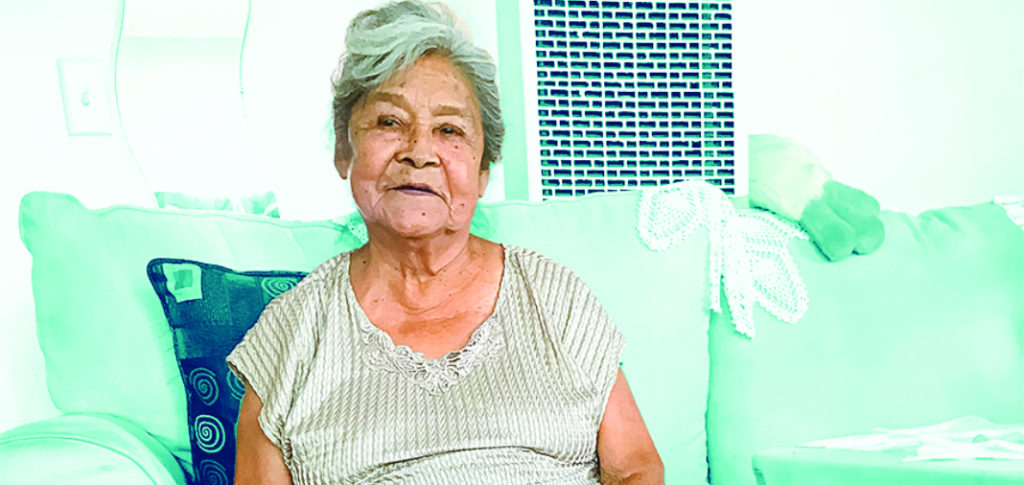 Doña Esperanza Zepeda descansando en su casa después de superar al virus