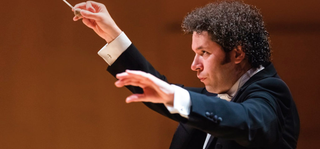Gustavo Dudamel dirigiendo a la Orquesta Filarmónica de Los Ángeles
