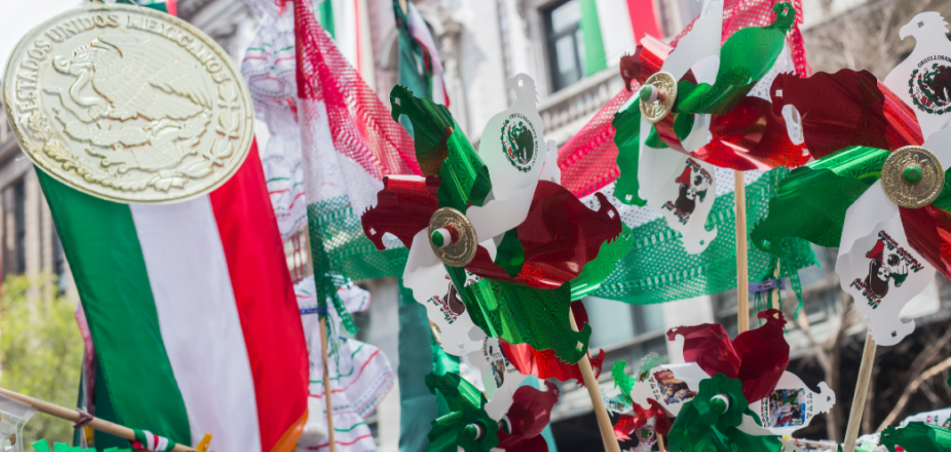 banderas de México en la celebración de El Grito