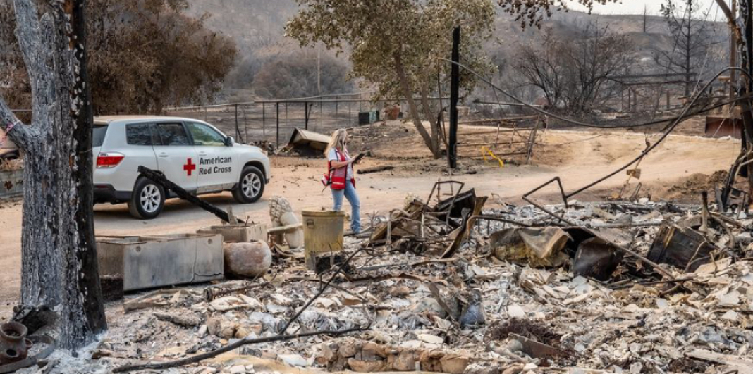 La Cruz Roja abre un punto de evacuación para los afectados por el incendio Bobcat