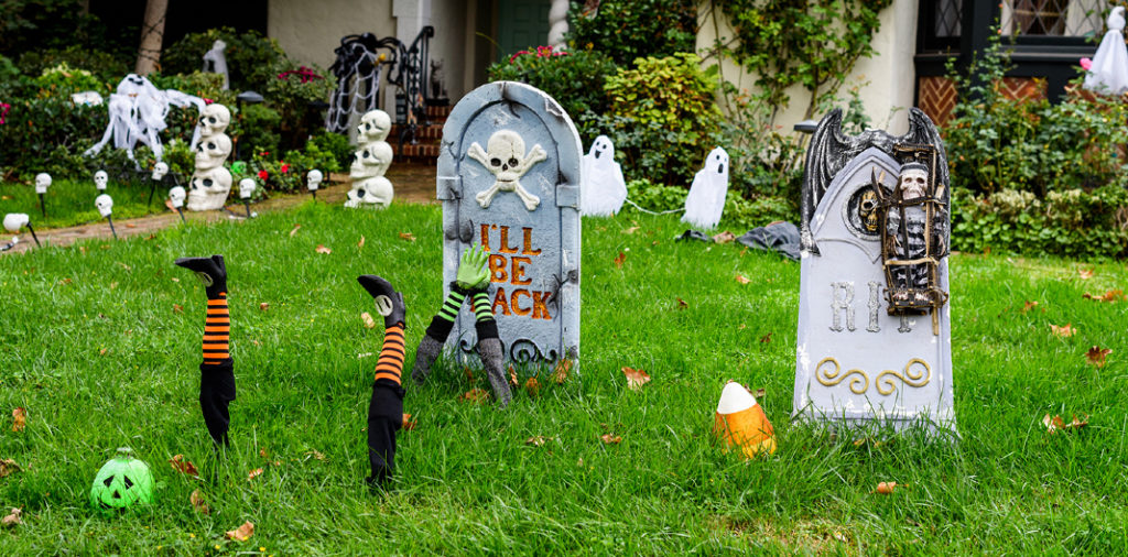 decoraciones de Halloween en el jardín de una casa