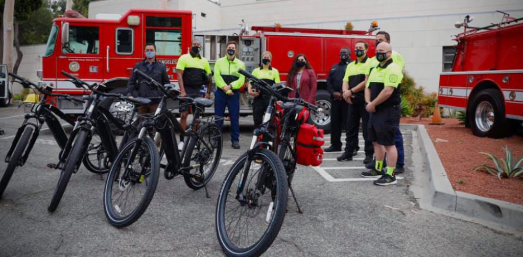 Equipo de bomberos con sus nuevas bicicletas eléctricas