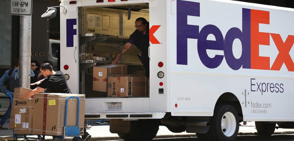 trabajadores de FedEx repartiendo paquetes