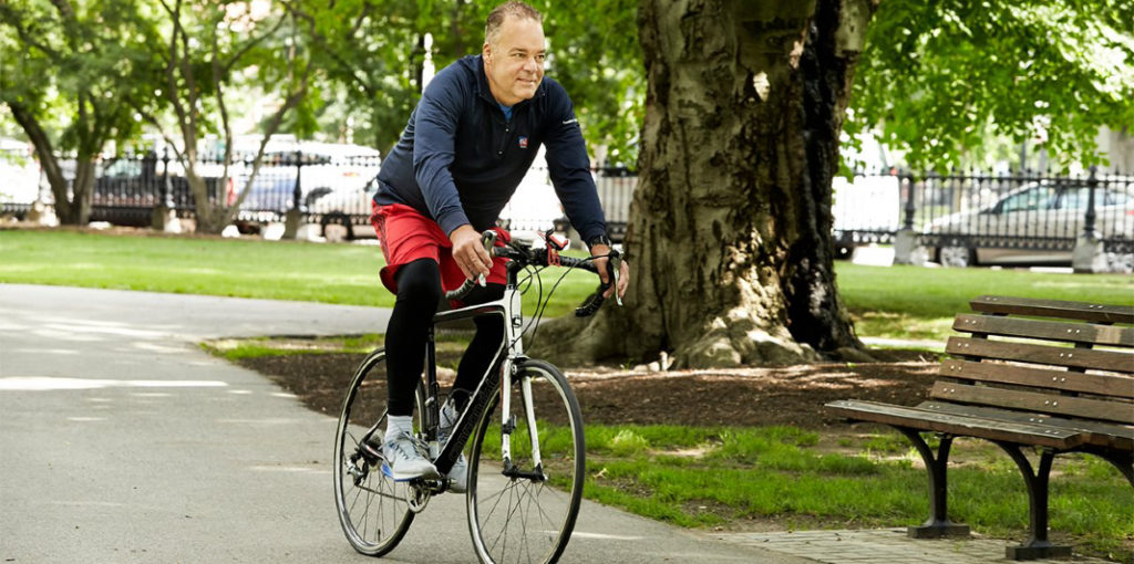 hombre paseando en bicicleta en el parque