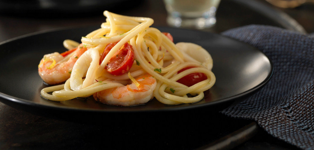 Espaguetis con mariscos, salsa de vino blanco y azafrán