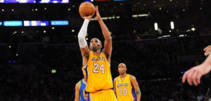 Kobe Bryant en acción durante un partido de los Lakers