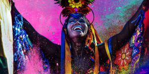 Mujer celebrando un desfile de carnaval