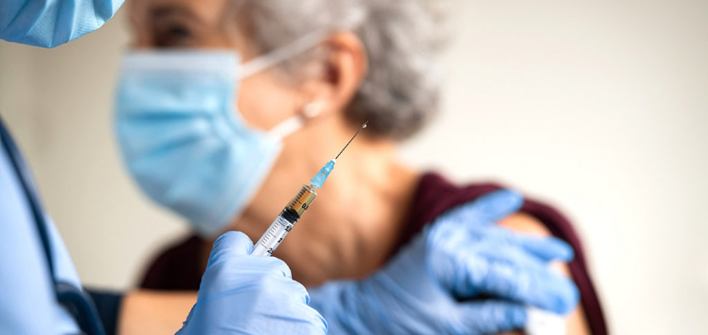 Mujer de la tercera edad a punto de recibir una vacuna
