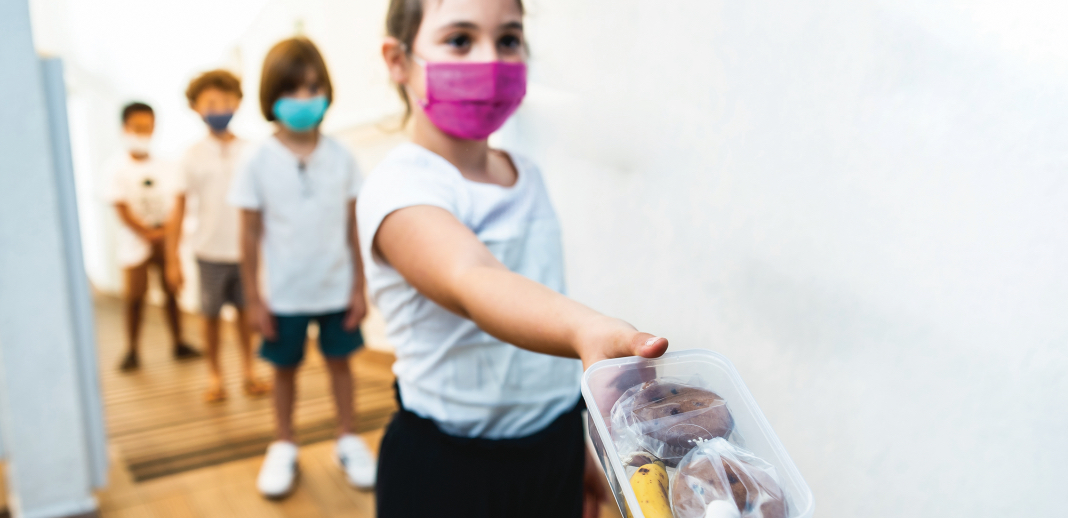 Cómo las escuelas siguen alimentando a los niños durante la pandemia