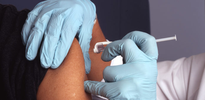 Persona recibiendo una vacuna contra el COVID