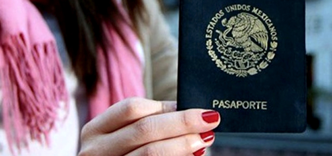 Persona sosteniendo un pasaporte mexicano