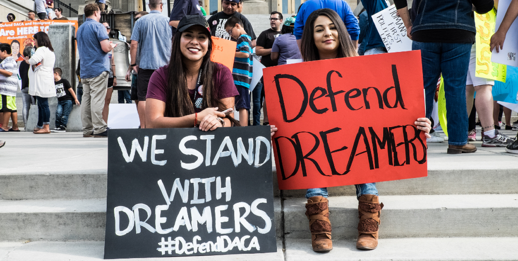 Jóvenes latinas con cartelones en apoyo a los dreamers