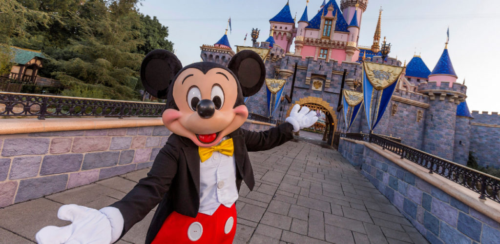 Mickey Mouse con el castillo de fondo