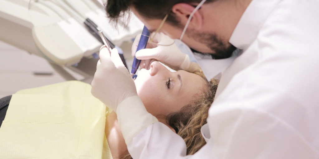 dentista atendiendo a una paciente