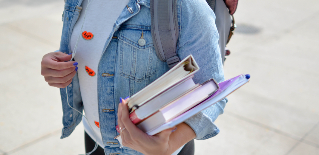 Estudiante latina con libros y mochile