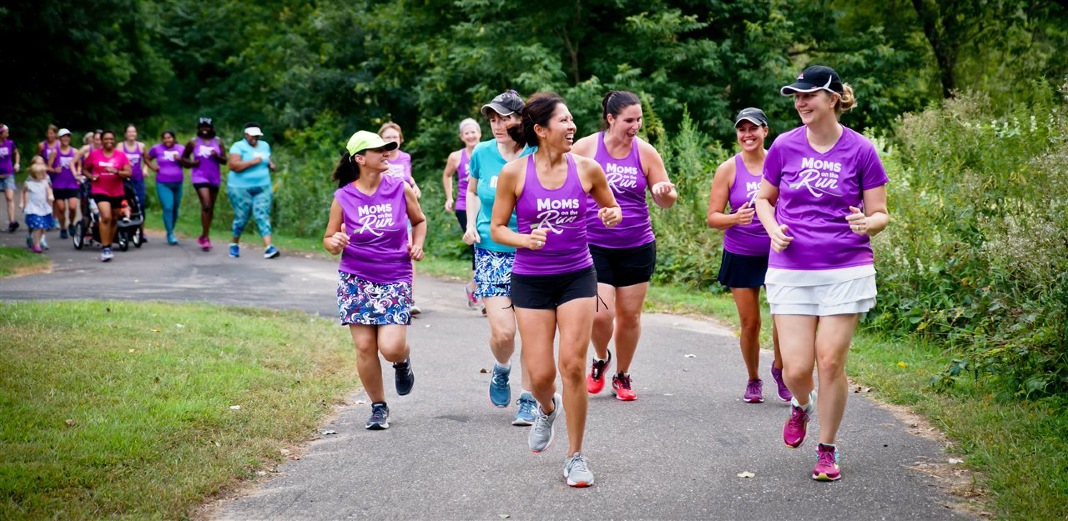 Mujeres de Moms on the Run corriendo al aire libre