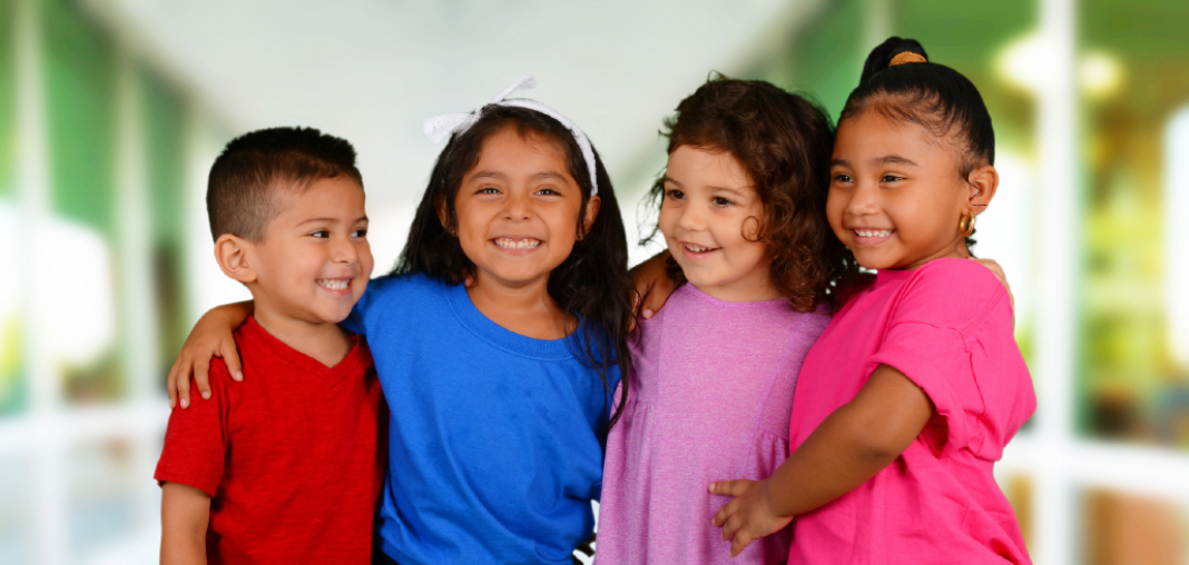 grupo de niños latinos felices