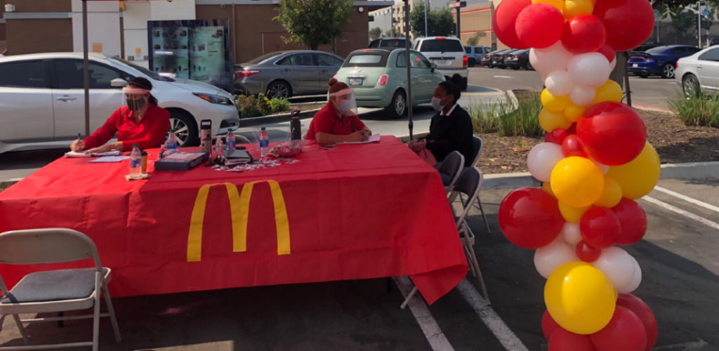 Personal de McDonalds entrevistando a una candidata