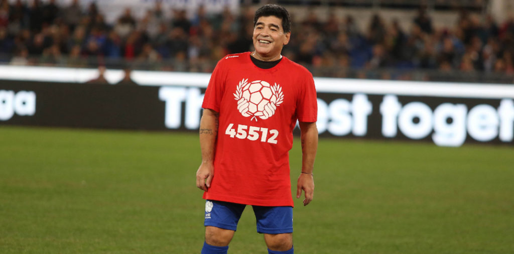 Diego Maradona en un partido de exhibición