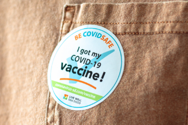 Stiker de una persona vacunada sobre una playera
