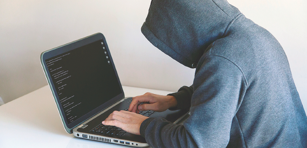 Ladrón robando datos en su computadora portátil