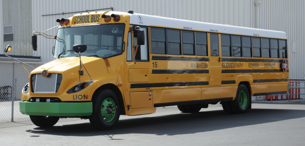 Las escuelas primarias de Anaheim estrenan autobuses eléctricos