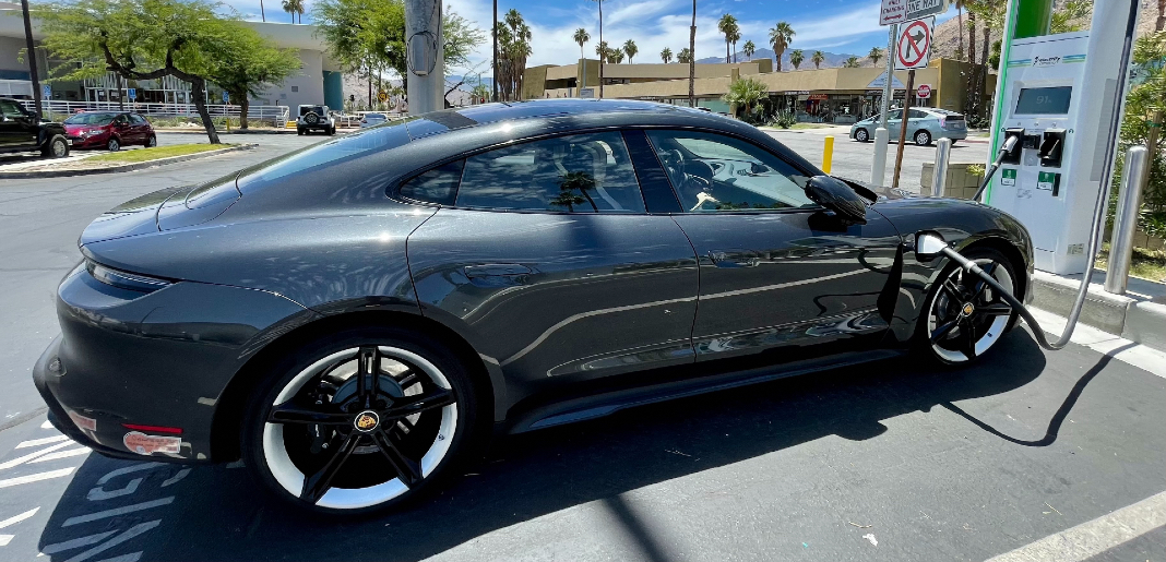 Auto conectado a una estación de carga eléctrica