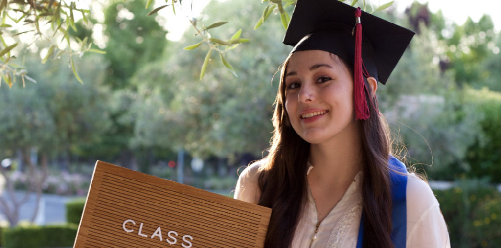 Estudiante latina recién graduada