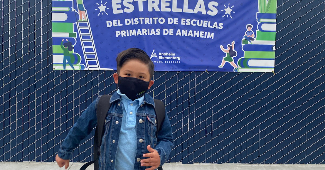 Niño latino en su regreso a la escuela
