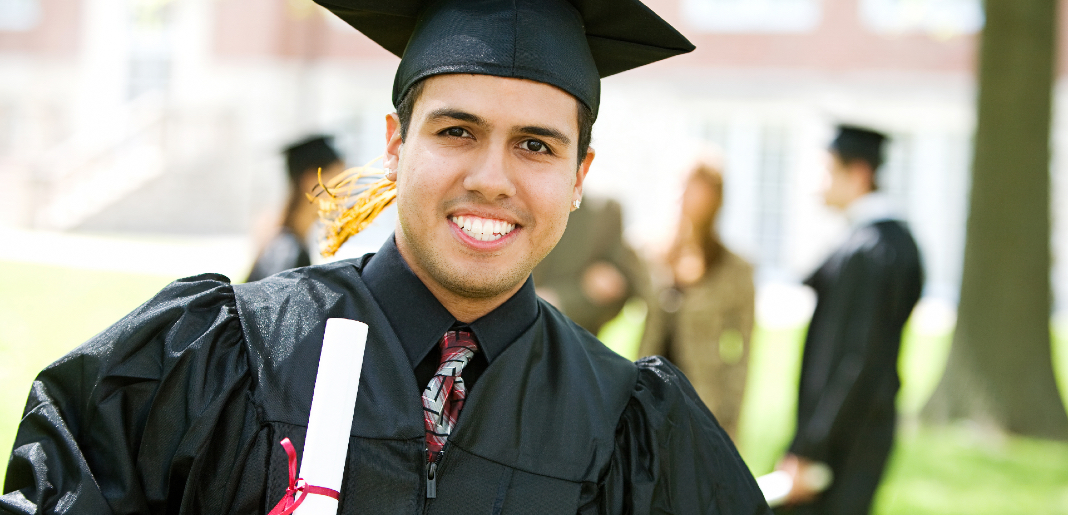 Estudiante latino con diploma de graduación